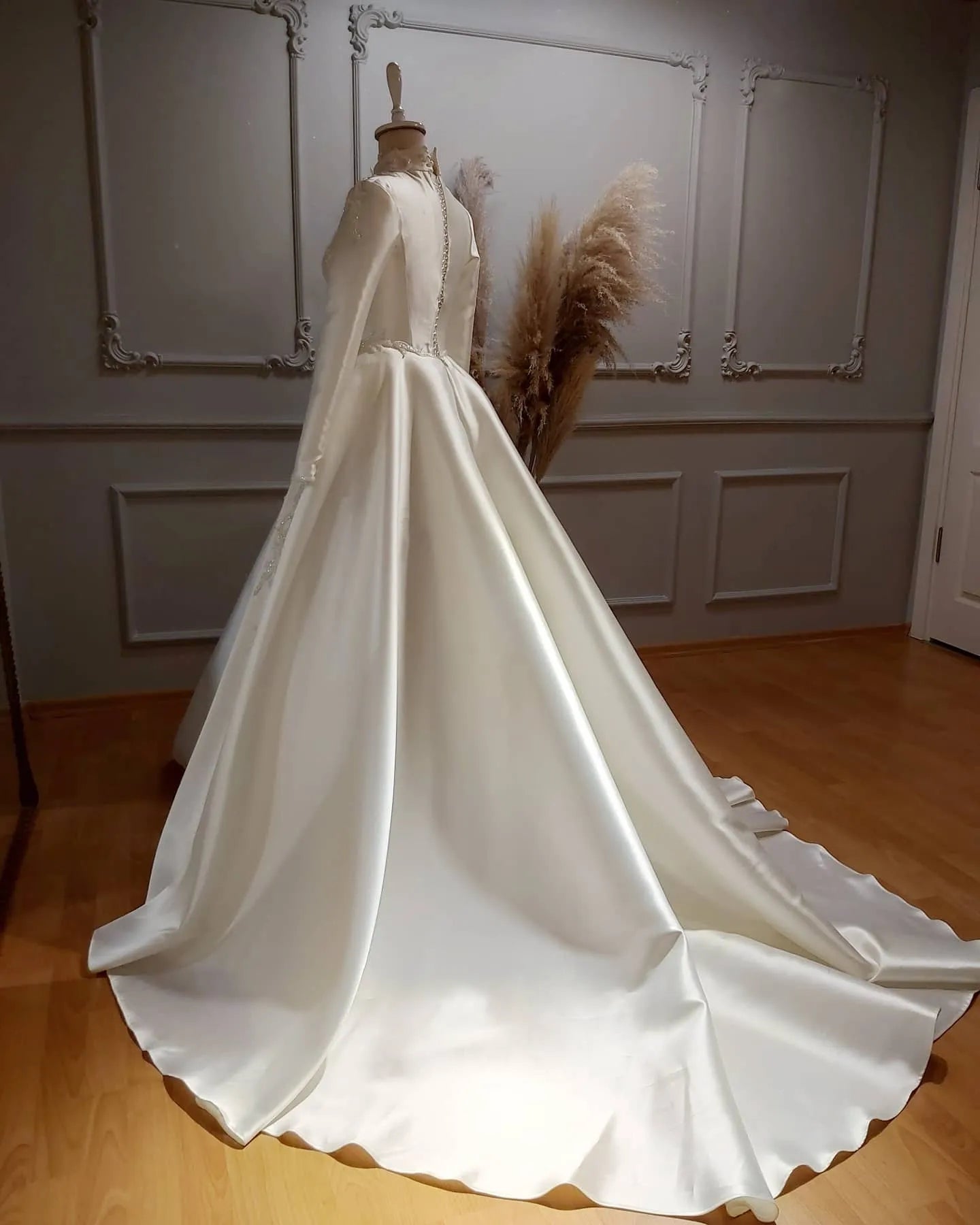 Elegant Satin Wedding Dress Muslim Bridal Gown Heavy Beading High Neck Long Sleeves A Line Saudi Arabic Robe De Mariee Satin