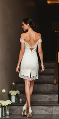 Elegant lace wedding dress with a low back, off-shoulder sleeves, and intricate lace details – perfect for intimate wedding celebrations.
فستان زفاف دانتيل أنيق بظهر مكشوف، أكمام مكشوفة، وتفاصيل دانتيل رائعة – مثالي لحفلات الزفاف الحميمة.
Vestido de novia elegante de encaje con espalda descubierta, mangas off-shoulder y detalles de encaje exquisitos – perfecto para bodas íntimas