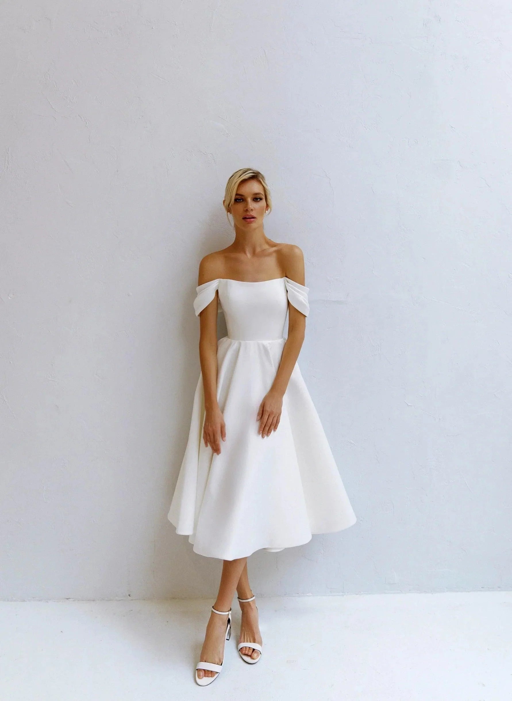 Off-the-Shoulder A-Line Short Wedding Dress with Zipper Back Vestido De Novia Mermaid Court Train White Satin Sleeves Bridal Gowns Princess Modern Satin