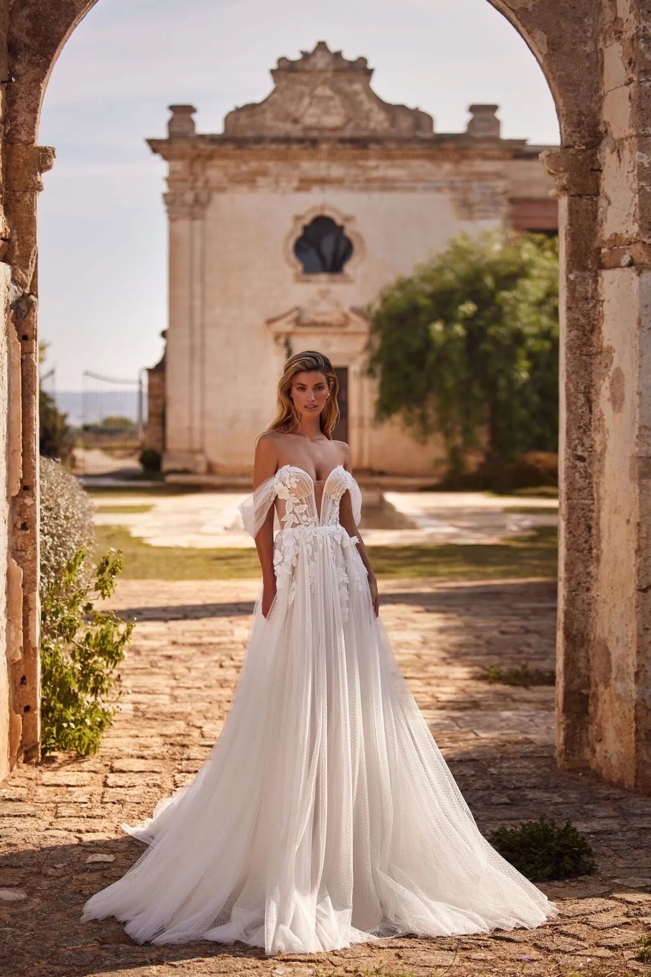 Dreamy A-Line Gown Cut from a Lightweight Mesh Tulle Fabric Princess Wedding Dress Bow Vestido De Novia Mermaid Satin Bridal Gown Modern Court Train Satin