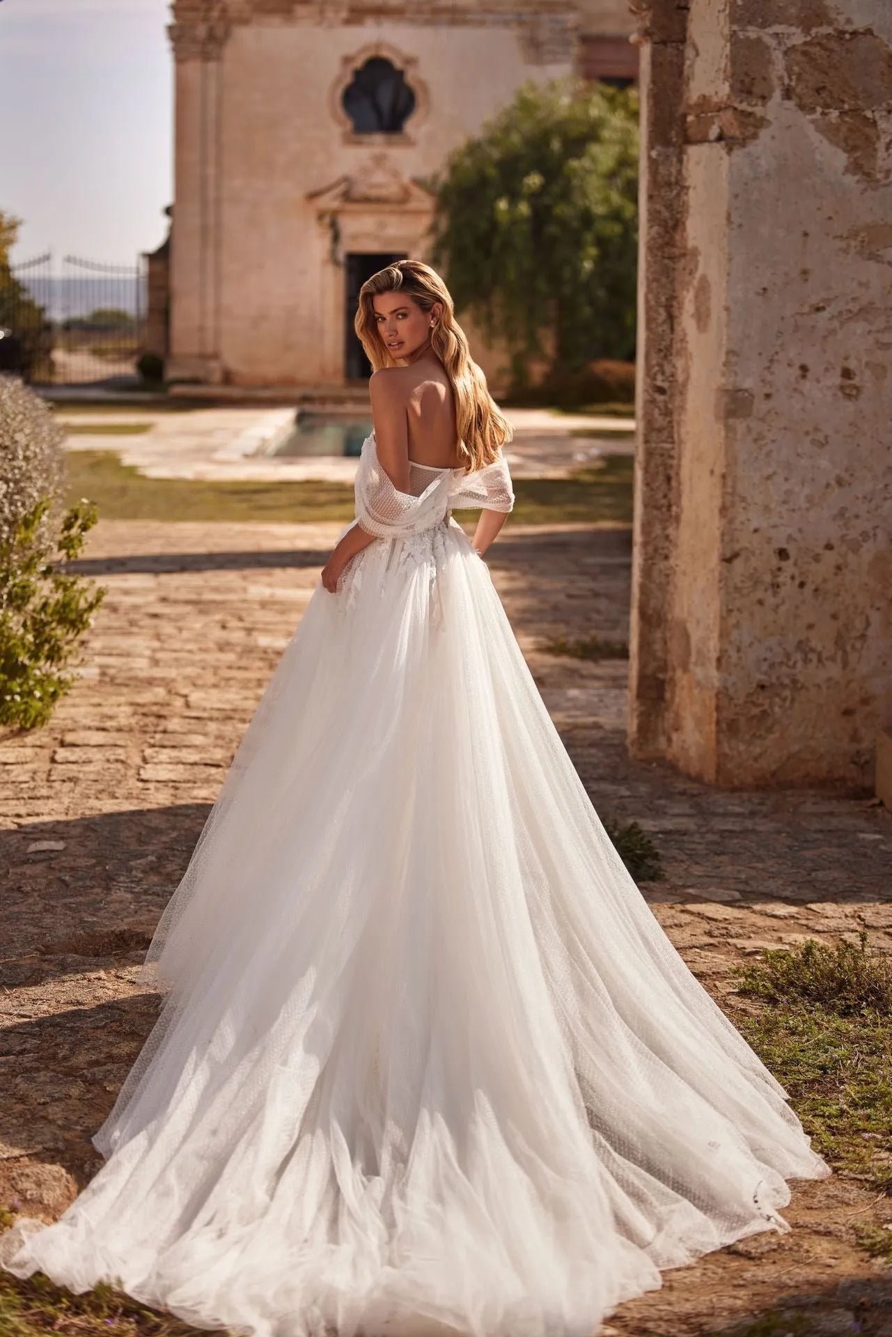 Dreamy A-Line Gown Cut from a Lightweight Mesh Tulle Fabric Princess Wedding Dress Bow Vestido De Novia Mermaid Satin Bridal Gown Modern Court Train Satin